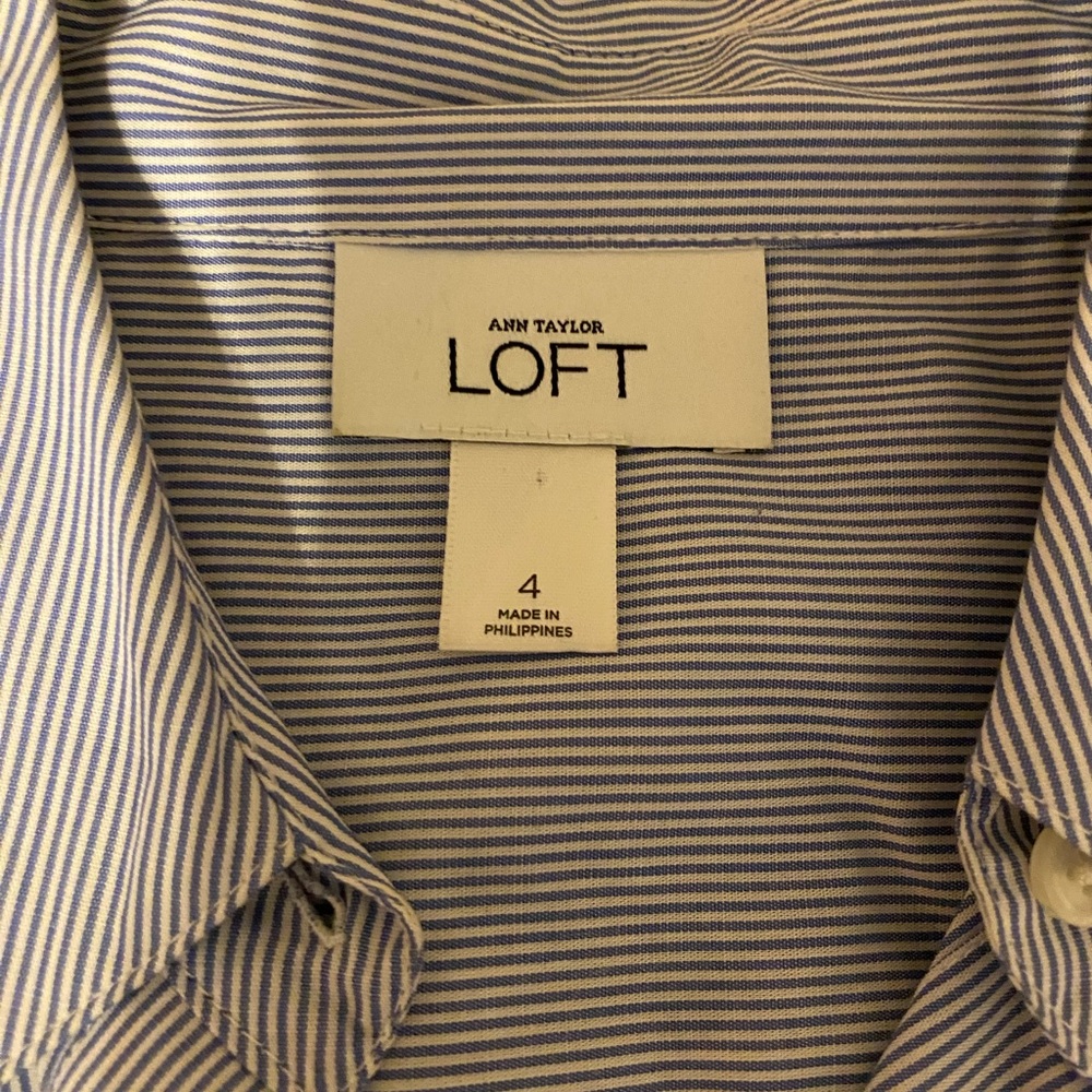 Ann Taylor LOFT Pin-Striped Puff Sleeve Blouse. Size 4 - Picture 2 of 4